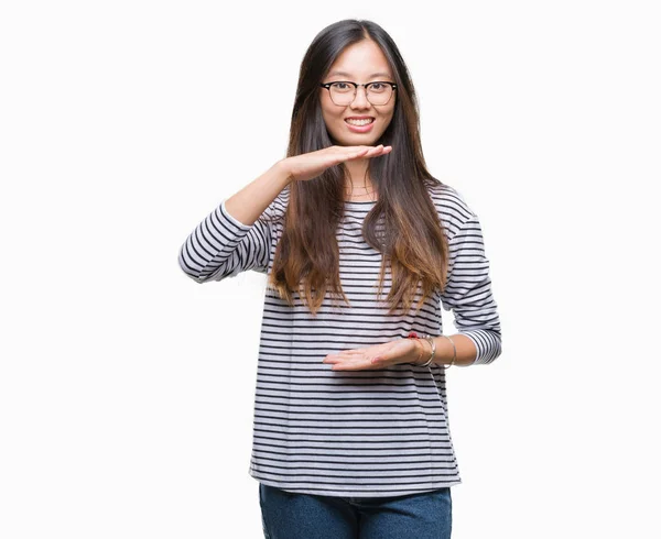 Giovane Donna Asiatica Indossa Occhiali Sfondo Isolato Gesticolando Con Mani — Foto Stock