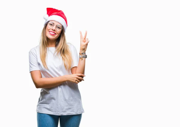 Joven Hermosa Mujer Con Sombrero Navidad Sobre Fondo Aislado Sonriendo —  Fotos de Stock