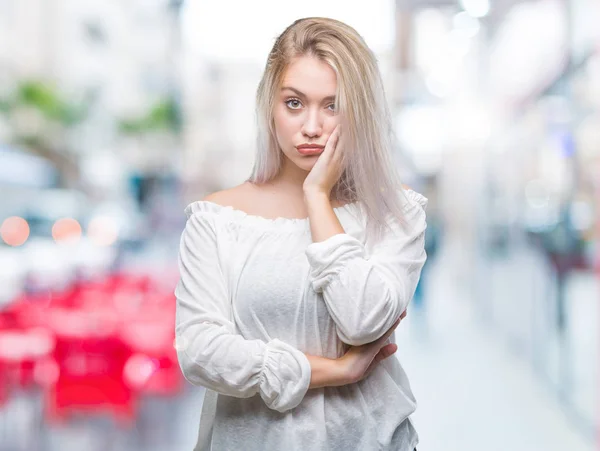 Mujer Rubia Joven Sobre Fondo Aislado Pensando Que Cansado Aburrido — Foto de Stock