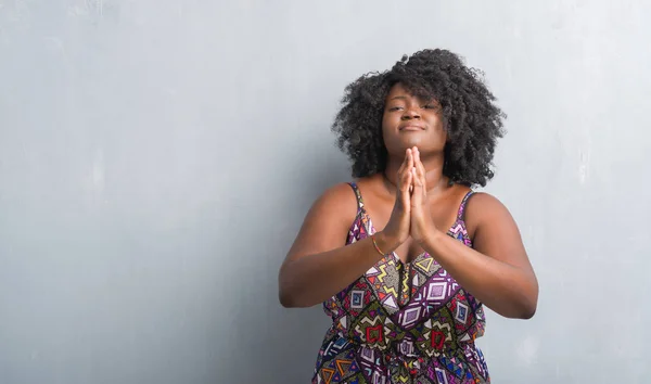 Genç Afro Amerikan Kadın Dilencilik Umut Ifade Yüzünde Çok Duygusal — Stok fotoğraf
