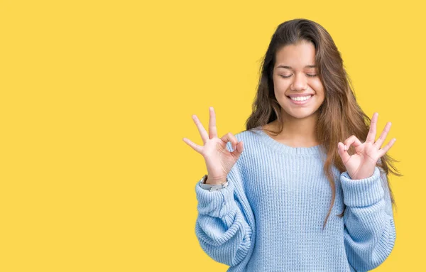 Jovem Bela Mulher Morena Vestindo Camisola Azul Inverno Sobre Fundo — Fotografia de Stock