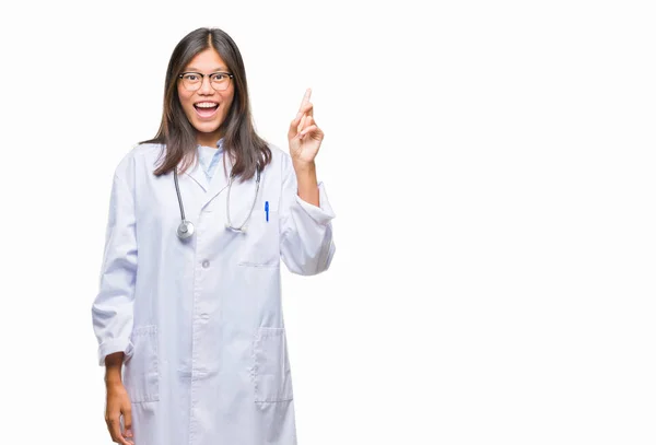 Młody Lekarz Asian Kobieta Białym Tle Wskazując Palcem Udany Pomysł — Zdjęcie stockowe
