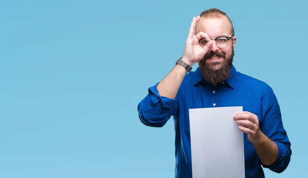 Joven Hombre Hipster Con Gafas Sosteniendo Papel Blanco Sobre Fondo —  Fotos de Stock