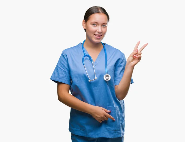 Jovem Mulher Médica Caucasiana Vestindo Uniforme Médico Sobre Fundo Isolado — Fotografia de Stock