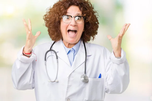 Orta Ager Kıdemli Doktor Kadın Deli Kutluyor Arka Plan Izole — Stok fotoğraf