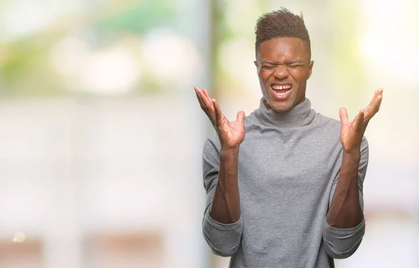 Молодой Африканский Американец Изолированном Фоне Празднует Безумный Безумный Успех Поднятыми — стоковое фото