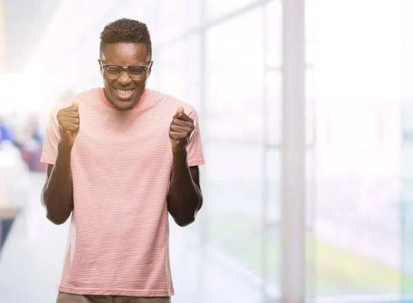 Joven Hombre Afroamericano Vistiendo Camiseta Rosa Emocionado Por Éxito Con —  Fotos de Stock