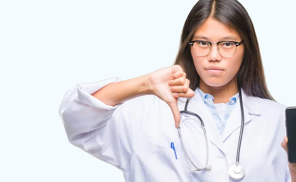 Jovem Asiático Médico Mulher Segurando Smartphone Sobre Isolado Fundo Com — Fotografia de Stock