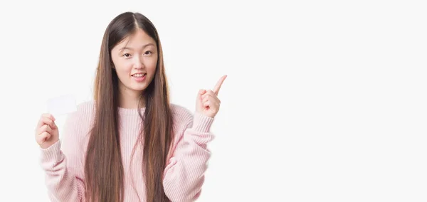 Unga Kinesiska Kvinnan Över Isolerade Bakgrund Hålla Besök Kort Mycket — Stockfoto