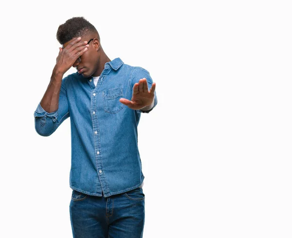 Hombre Afroamericano Joven Sobre Fondo Aislado Cubriendo Los Ojos Con —  Fotos de Stock