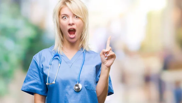 Junge Schöne Blonde Ärztin Medizinischer Uniform Über Isoliertem Hintergrund Mit — Stockfoto
