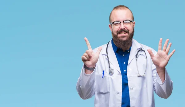 上医療白衣を着ている若い白人医師男分離を示す背景と指で上向き数は自信を持って 幸せな笑みを浮かべている間 — ストック写真