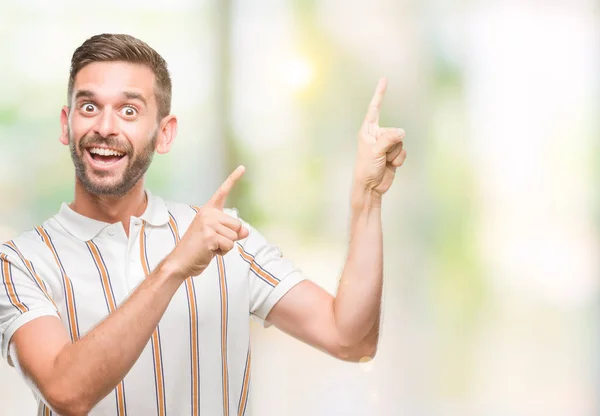 Jovem Homem Bonito Sobre Fundo Isolado Sorrindo Olhando Para Câmera — Fotografia de Stock