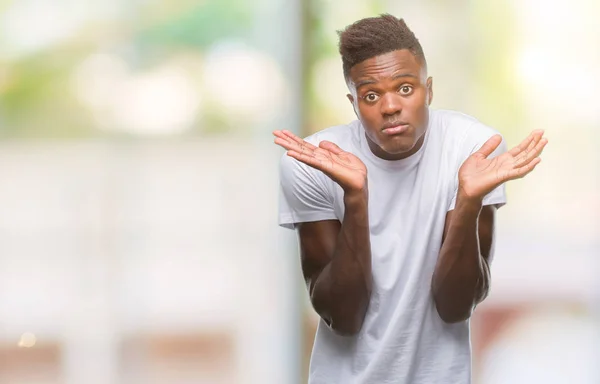 Unga Afroamerikanska Mannen Över Isolerade Bakgrund Aningslös Och Förvirrade Uttryck — Stockfoto