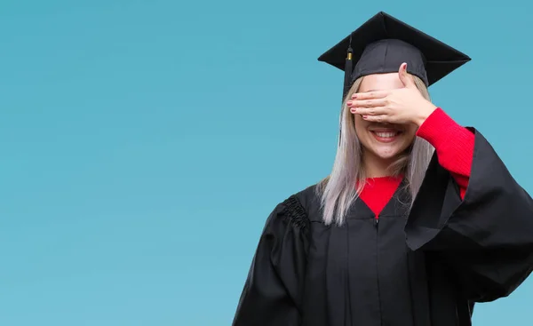 Jovem Loira Vestindo Uniforme Pós Graduação Sobre Fundo Isolado Sorrindo — Fotografia de Stock