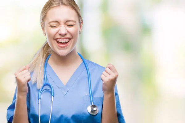 Mladá Blondýna Chirurg Doktor Žena Izolované Pozadí Nadšeni Pro Úspěch — Stock fotografie