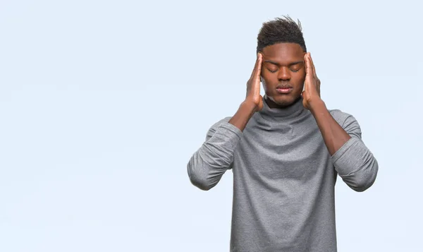 年轻的非洲裔美国人在孤立的背景下 手头疼痛的头部 因为压力 患偏头痛 — 图库照片