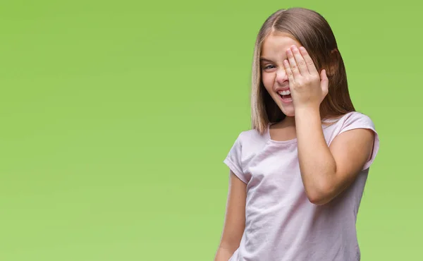 Menina Bonita Nova Sobre Fundo Isolado Cobrindo Olho Com Mão — Fotografia de Stock