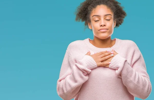 Junge Afroamerikanerin Winterpullover Vor Isoliertem Hintergrund Lächelnd Mit Geschlossenen Augen — Stockfoto