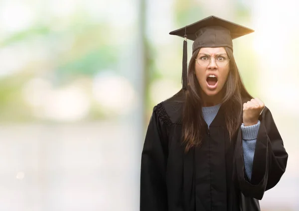 Mujer Hispana Joven Con Gorra Graduada Uniforme Enojado Loco Levantando — Foto de Stock