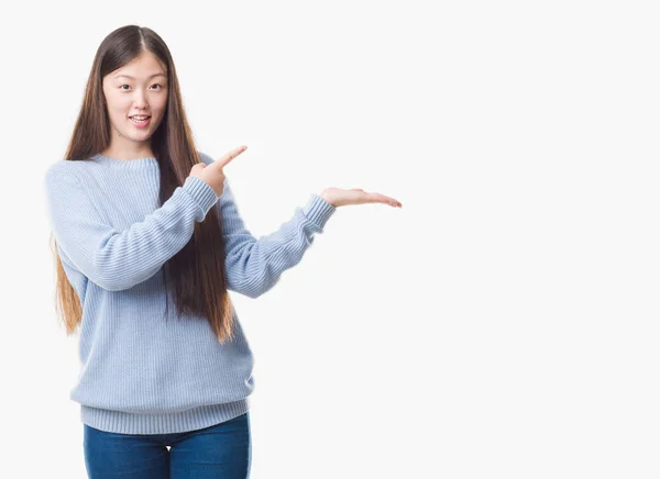 Jonge Chinese Vrouw Geïsoleerde Achtergrond Verbaasd Lachend Naar Camera Tijdens — Stockfoto