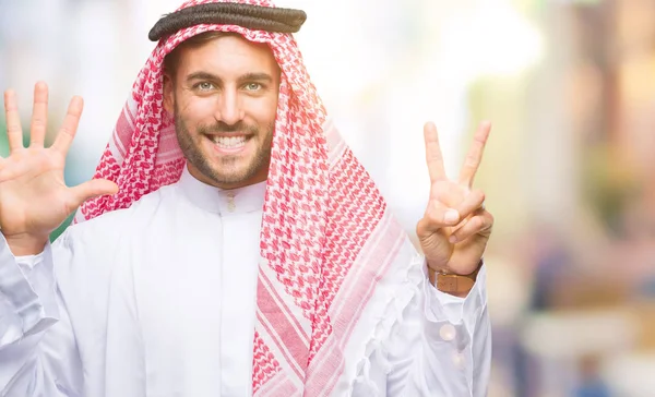 Giovane Bell Uomo Che Indossa Keffiyeh Sfondo Isolato Mostrando Indicando — Foto Stock