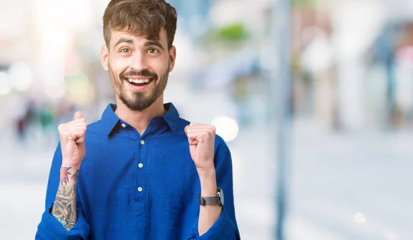 Jovem Homem Bonito Sobre Fundo Isolado Comemorando Surpreso Surpreso Pelo — Fotografia de Stock