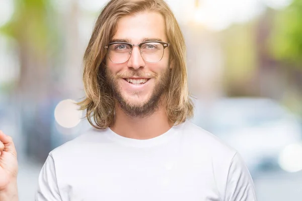 Homem Bonito Jovem Com Cabelos Longos Vestindo Óculos Sobre Fundo — Fotografia de Stock