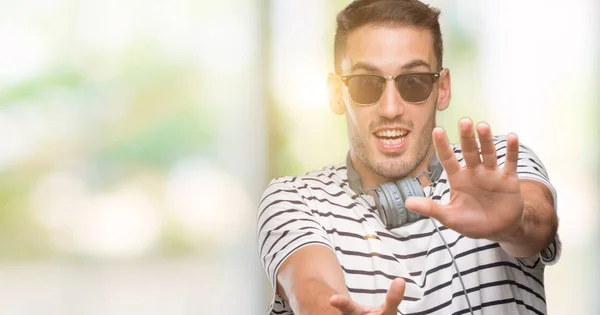 Beau Jeune Homme Portant Des Écouteurs Peur Terrifié Par Expression — Photo