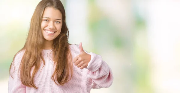 Mujer Morena Hermosa Joven Con Suéter Invierno Rosa Sobre Fondo —  Fotos de Stock