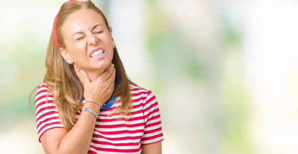 痛みを伴う首 インフルエンザ 土塊および感染症のため喉の痛みに触れる美しい中年女性カジュアルを着て分離上の シャツのストライプの背景 — ストック写真