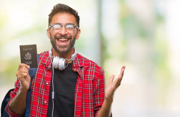 Erwachsene Hispanische Student Mann Mit Amerikanischem Pass Über Isoliertem Hintergrund — Stockfoto