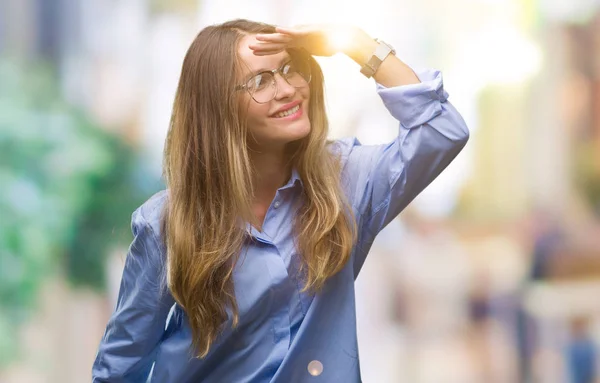 若い美しい金髪ビジネス女性非常に幸せと笑顔の頭上の手で遠く離れている孤立した背景にメガネを着用します 概念を検索 — ストック写真