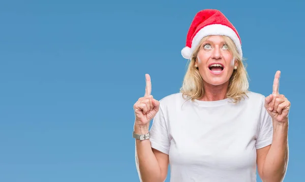 Blonde Vrouw Van Middelbare Leeftijd Met Kerst Hoed Geïsoleerde Achtergrond — Stockfoto