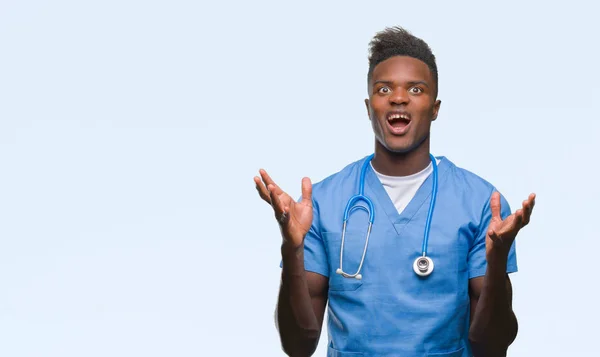 Jeune Homme Médecin Afro Américain Sur Fond Isolé Portant Uniforme — Photo