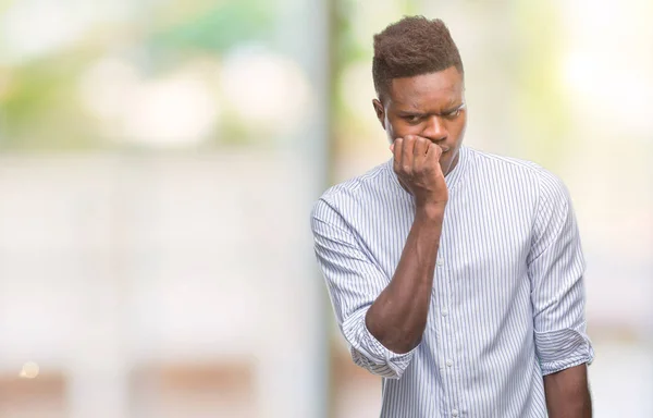 Jonge Afro Amerikaanse Man Geïsoleerde Achtergrond Zoek Gestresst Nerveus Met — Stockfoto