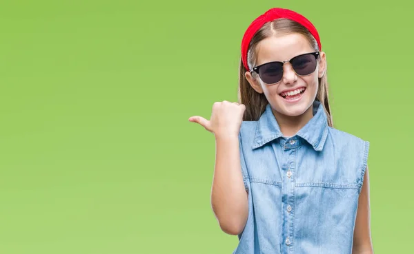 Joven Hermosa Chica Con Gafas Sol Sobre Fondo Aislado Sonriendo —  Fotos de Stock