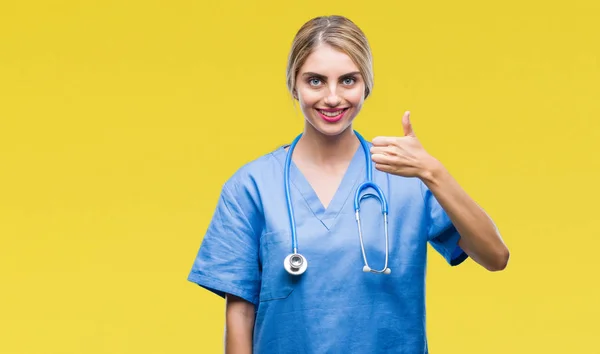 Jonge Mooie Blonde Dokter Chirurg Verpleegkundige Vrouw Geïsoleerde Achtergrond Gelukkig — Stockfoto