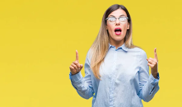 Joven Mujer Negocios Hermosa Con Gafas Sobre Fondo Aislado Sorprendido —  Fotos de Stock