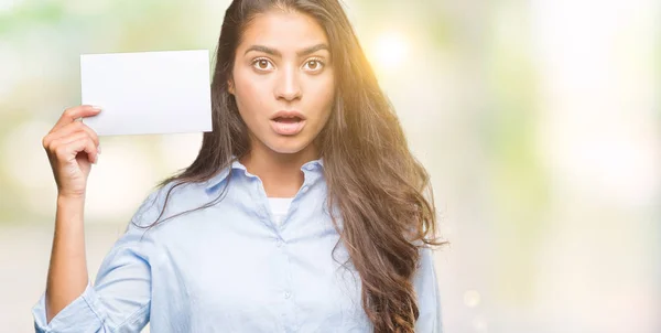 Jovem Árabe Mulher Segurando Cartão Branco Sobre Fundo Isolado Assustado — Fotografia de Stock
