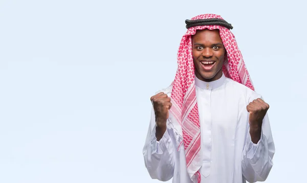 Giovane Uomo Africano Arabo Indossa Keffiyeh Tradizionale Sfondo Isolato Celebrando — Foto Stock
