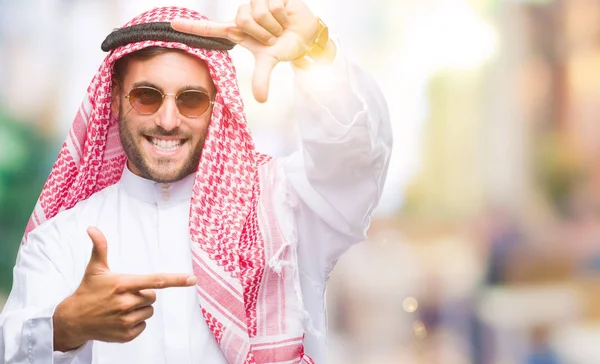 Νεαρός Όμορφος Άνδρας Φορώντας Keffiyeh Πέρα Από Απομονωμένο Υπόβαθρο Χαμογελώντας — Φωτογραφία Αρχείου