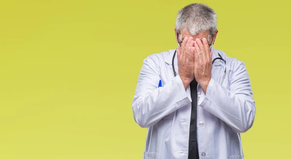 Beau Médecin Sur Fond Isolé Avec Une Expression Triste Couvrant — Photo