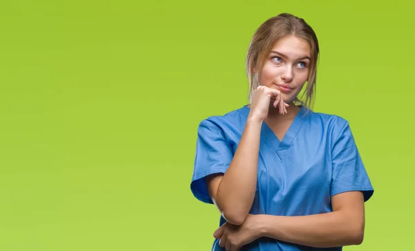 Junge Kaukasische Krankenschwester Chirurgenuniform Über Isoliertem Hintergrund Mit Hand Kinn — Stockfoto