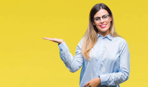 Junge Schöne Geschäftsfrau Mit Brille Über Isoliertem Hintergrund Lächelt Fröhlich — Stockfoto