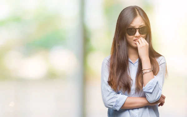 Ung Asiatisk Kvinna Som Bär Solglasögon Över Isolerade Bakgrund Ser — Stockfoto