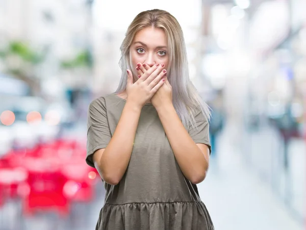 Junge Blonde Frau Über Isolierten Hintergrund Schockiert Mund Mit Den — Stockfoto