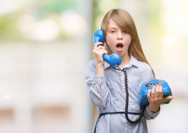 Jovem Criança Loira Segurando Telefone Vintage Assustado Choque Com Rosto — Fotografia de Stock