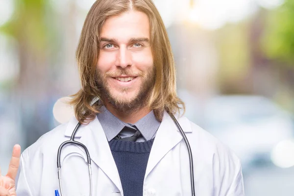 Νεαρός Γιατρός Όμορφος Άντρας Μακριά Μαλλιά Απομονωμένες Φόντο Δείχνει Και — Φωτογραφία Αρχείου