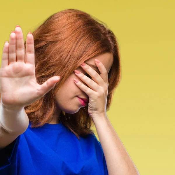 Joven Mujer Hermosa Sobre Fondo Aislado Cubriendo Los Ojos Con — Foto de Stock